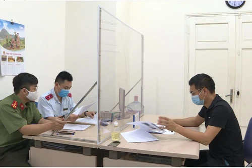 Lực lượng chức năng xử phạt người thông tin sai sự thật trên mạng xã hội