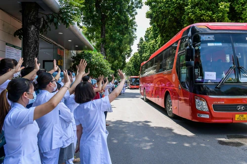 Có một Hà Nội kiêu hãnh vượt qua dịch giã (2): Nhân lên sự tử tế, tình người giữa đại dịch