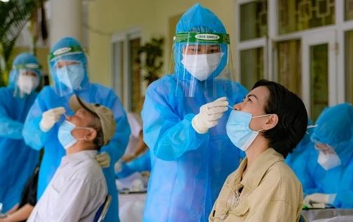 Khen thưởng 18 đoàn cán bộ y tế các tỉnh, thành phố tham gia hỗ trợ phòng chống dịch 