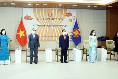 Long trọng Lễ chào cờ kỷ niệm 54 năm thành lập ASEAN 