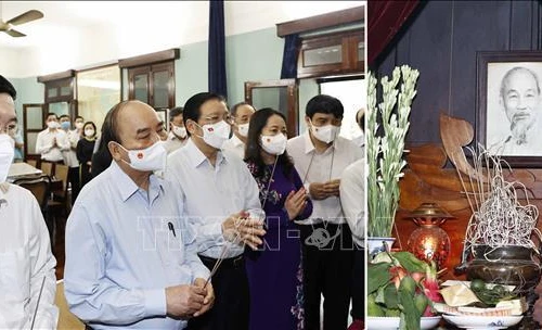 Chủ tịch nước Nguyễn Xuân Phúc dâng hương tưởng niệm Chủ tịch Hồ Chí Minh 