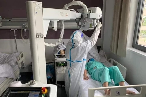 Việt Nam trao tặng 500.000 USD và vật tư, thiết bị y tế hỗ trợ Lào 