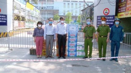 Bảo vệ sức khỏe nhân dân, gắn với phục hồi và phát triển KT-XH 