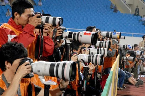 Phóng viên thể thao luôn là những người ăn mừng sau cùng… 