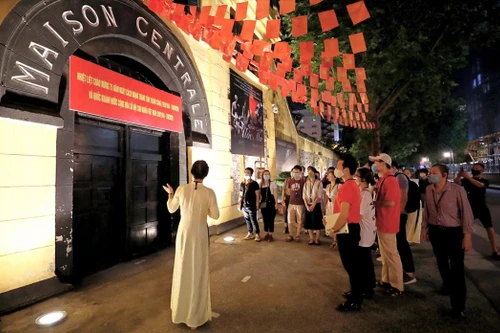 Hà Nội tập trung xây dựng, triển khai các sản phẩm du lịch mới, độc đáo (Trong ảnh: tour du lịch đêm tham quan Di tích Nhà tù Hỏa Lò thu hút du khách)