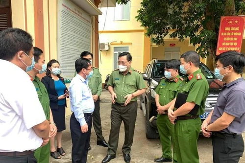 Trung tướng Nguyễn Hải Trung - Ủy viên Ban Thường vụ Thành ủy, Bí thư Đảng ủy, Giám đốc CATP Hà Nội trao đổi với lãnh đạo UBND huyện Thạch Thất về công tác cấp căn cước công dân gắn chíp điện tử.