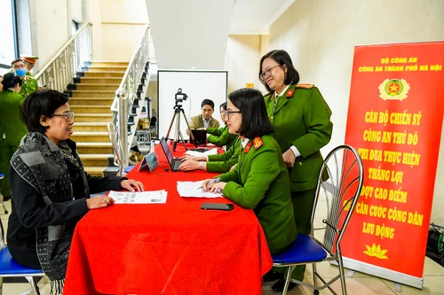 Tận tình phục vụ nhân dân đến làm căn cước công dân 