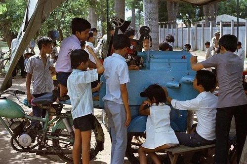 “Cinema thùng” và những ký ức ấu thơ trên bến tàu điện Bờ Hồ