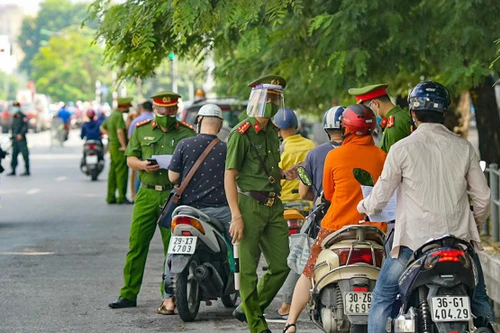 Công an TP Hà Nội triển khai các tổ công tác đặc biệt chốt trực tại nhiều tuyến đường phân vùng với nhiệm vụ kiểm soát tất cả người và phương tiện để phòng, chống dịch Covid-19
