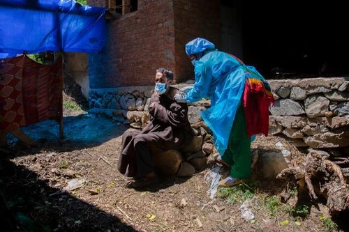 Nhân viên y tế Ấn Độ bị tấn công khi đi vận động tiêm chủng 