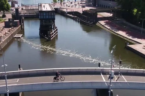 Rào chắn bong bóng “bẫy” chất thải nhựa trên sông ở Amsterdam 