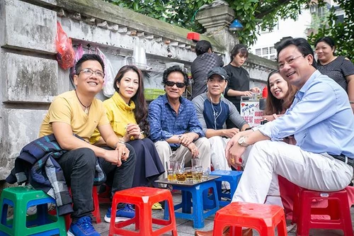 Trà đá vỉa hè với ca sĩ Chế Linh 