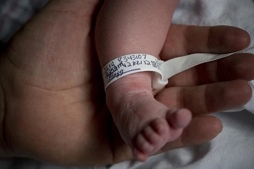 Bé sơ sinh sống lại sau 3 giờ tim ngừng đập