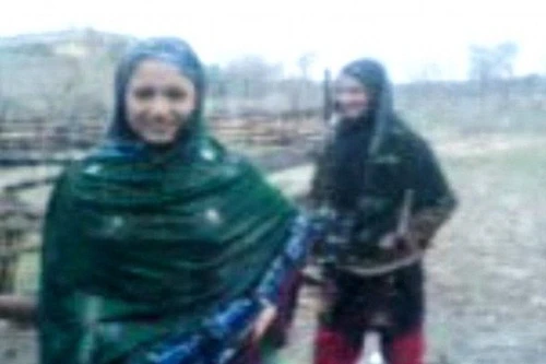 Nhảy múa trong mưa, 2 thiếu nữ xinh đẹp bị anh trai bắn chết