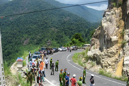 Dùng dao chặn lái xe tải để “xin” tiền