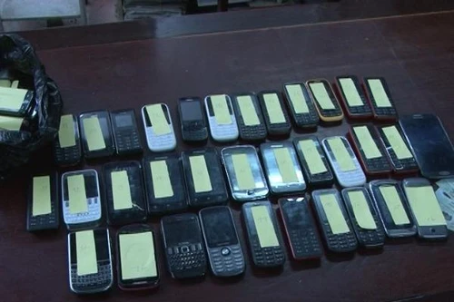 Đột nhập cửa hàng trộm 60 điện thoại và thẻ cào 