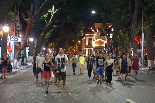 Cần lắm các không gian đi bộ như hồ Gươm