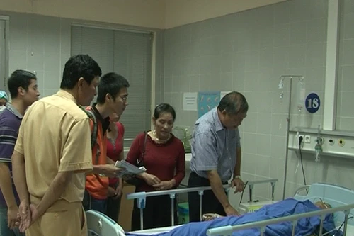 Báo ANTĐ thăm CBCS bị thương khi làm nhiệm vụ