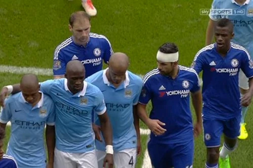 Cay cú vì "ăn cùi trỏ", Costa hùng hổ đòi đánh cầu thủ của Manchester City