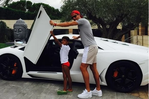 Con trai lác mắt với siêu xe mới sắm của Ronaldo