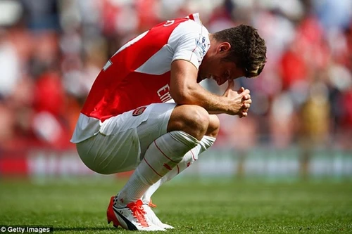 Giroud may mắn thoát khỏi chấn thương sọ não