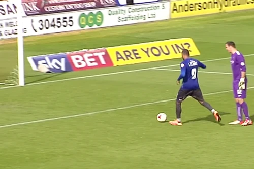 Hài hước với tình huống cả đội đứng nhìn cầu thủ đối phương ghi bàn