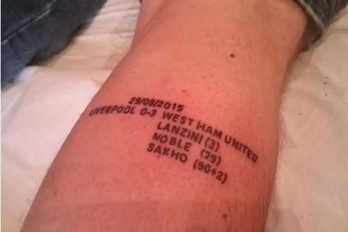 Phấn khích với chiến thắng, CĐV của West Ham xăm kết quả lên chân