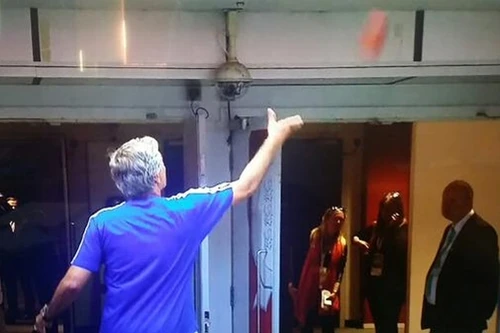 Mourinho cay cú ném huy chương lên khán đài