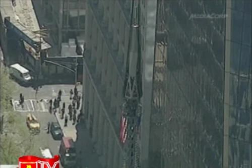 Lắp đặt đỉnh tháp tòa tháp đôi Trung tâm thương mại thế giới mới tại New York