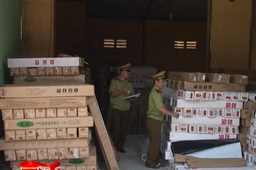 Phát hiện kho chứa giấy dán tường, dán kính nhập lậu