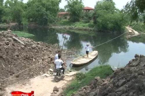 Liều mạng đánh đu với "thuỷ thần" ngay giữa Thủ đô