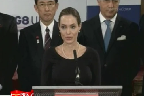 Angelina Jolie đã phẫu thuật cắt bỏ toàn bộ ngực
