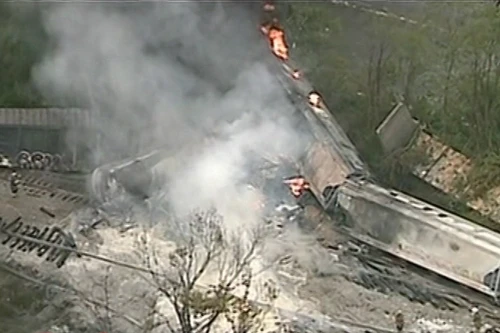 Tàu trật đường ray, bốc cháy dữ dội