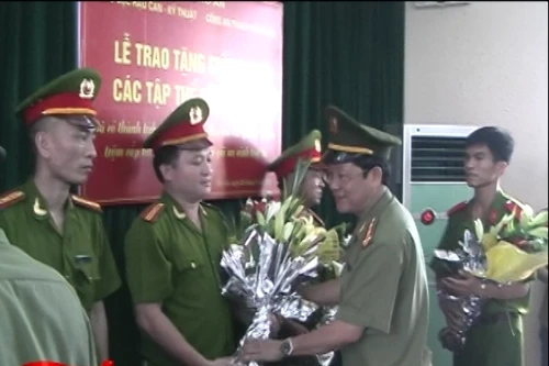 Khen thưởng thành tích phá án của Công an quận Hà Đông 