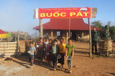 Nhường bữa sáng, tiếp sức em đến trường