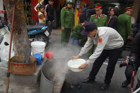 Bị phạt 6 triệu đồng vì vứt rác ra vỉa hè