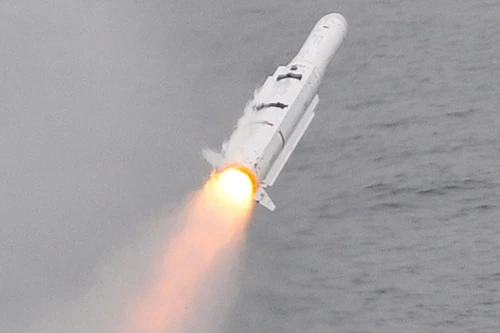 [ẢNH] Tàu sân bay Mỹ phóng tên lửa xé toạc hai tên lửa chống hạm cùng lúc