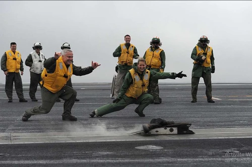 ‘Phóng ủng ra biển’ - nghi thức đặc biệt trên tàu sân bay Hải quân Mỹ