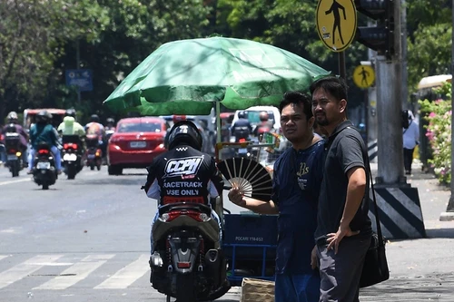 Người dân châu Á gồng mình chống chọi nắng nóng bất thường