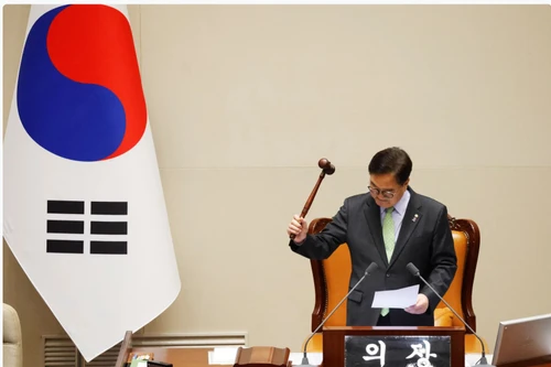 Tổng thống Hàn Quốc lách qua khe cửa hẹp khi đảng cầm quyền tẩy chay bỏ phiếu luận tội