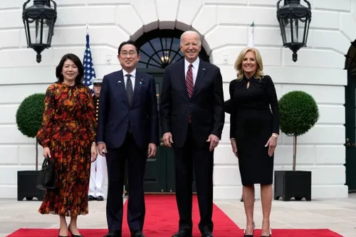 Thủ tướng Nhật Bản thăm Nhà Trắng, các lãnh đạo tặng quà gì cho nhau?