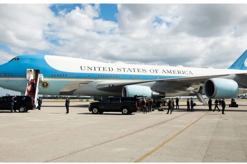 Phóng viên Mỹ bị cảnh báo chuyện "thó đồ" trên chuyên cơ Không lực 1