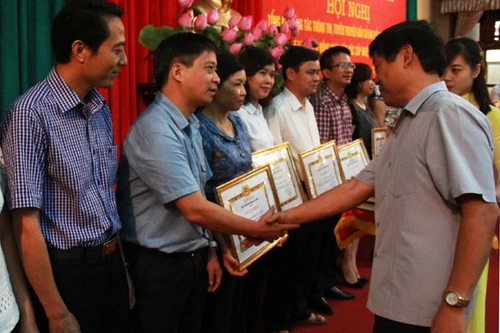 Tuyên dương 35 tập thể và 47 cá nhân có thành tích trong công tác bầu cử