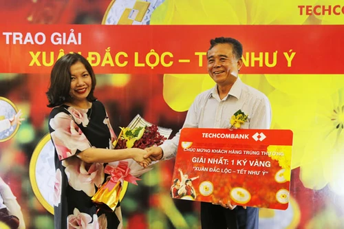 Techcombank trao 1kg vàng cho khách hàng may mắn