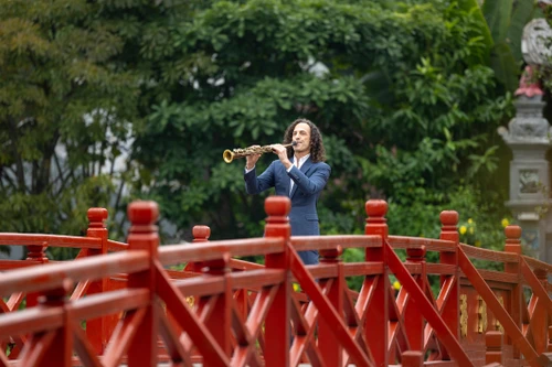 Tiết lộ đặc biệt về MV "Going home" được huyền thoại saxophone Kenny G quay tại Hà Nội 