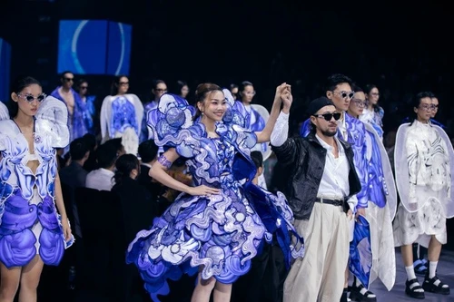 Thanh Hằng "lỗ vốn" khi sắm giày mới đi diễn thời trang 