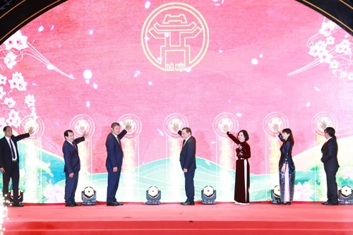 Hàng vạn du khách đổ về Hồ Tây tham dự “Hương sắc Tây Hồ”