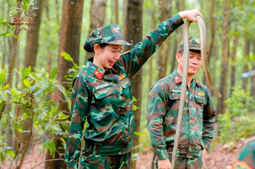 Sao nhập ngũ: Cận cảnh màn cầm rắn hô khẩu hiệu, Thùy Tiên, Mie hoảng sợ phát khóc