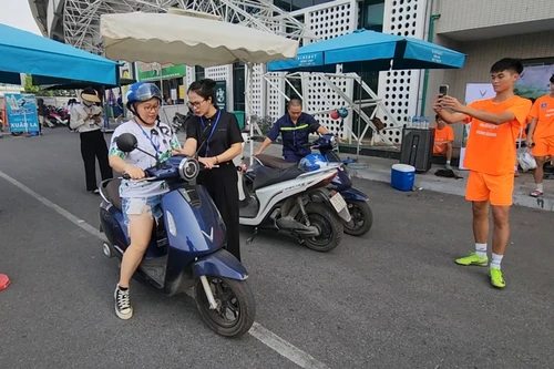 Xem thầy cô, phụ huynh và học sinh Hà Nội thích thú trải nghiệm xe điện Vinfast