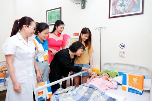Nghệ sĩ Trà My đem “Trao yêu thương” tới bệnh viện